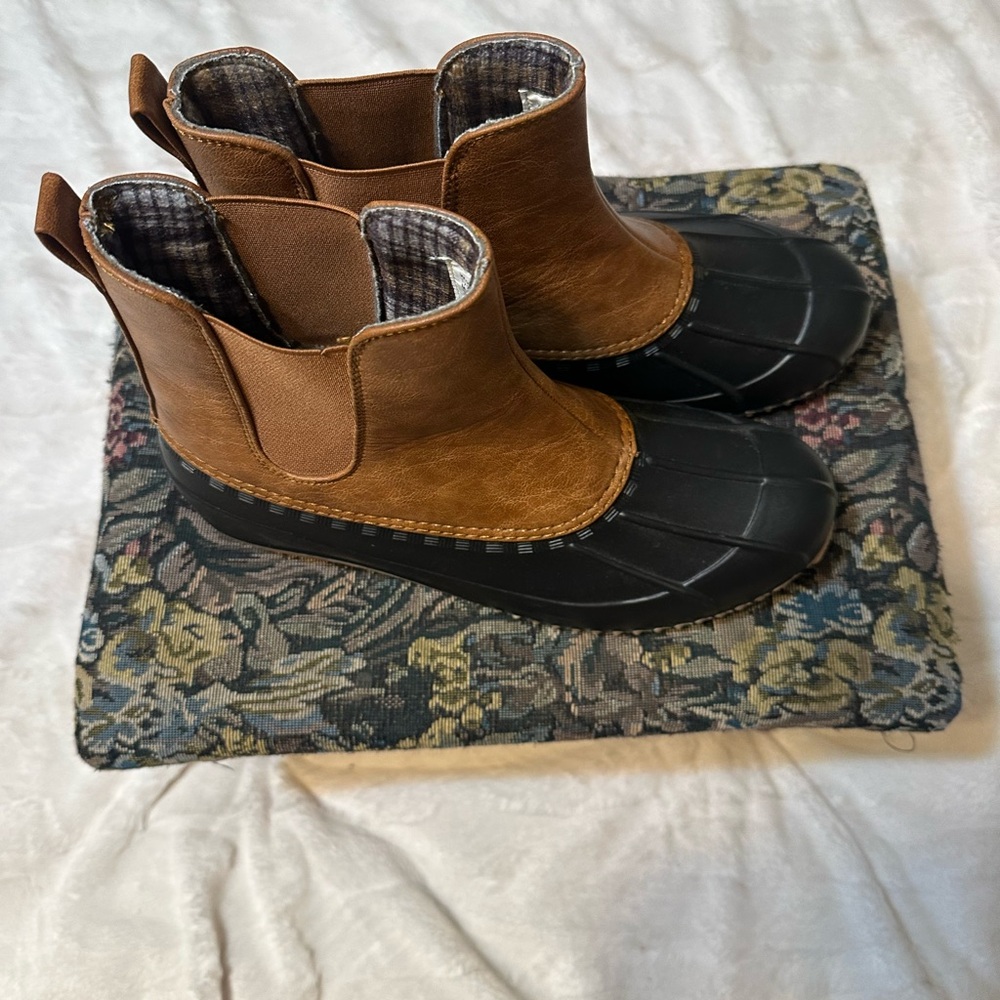 Magellan Outdoors Duck Boots women size 10